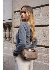 Victor & Hugo Paris Skórzana torebka "Arly" w kolorze szarobrązowym - 23 x 13 x 8 cm rozmiar: onesize. Brązowe torebki klasyczne Victor & Hugo Paris, bez wzorów, z materiału, przez ramię, bez dodatków. Za 387,24 zł.