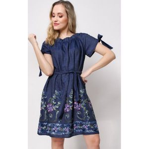Sukienka jeansowa w stylu carmen. Szare sukienki marki Jestes Modna, na lato, z haftami, z jeansu, z okrągłym kołnierzem. W wyprzedaży za 119,00 zł.