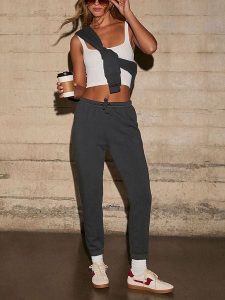 Milan Kiss Spodnie dresowe w kolorze antracytowym rozmiar: M. Czarne spodnie dresowe Milan Kiss, m, bez wzorów, z dresówki. Za 217,99 zł.