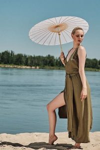 Sukienka Zalotna Jasnooliwkowa. Sukienki Hultaj Polski, na lato, m, bez wzorów, z jedwabiu, bez kołnierzyka, bez ramiączek, maxi, kopertowe. Za 359,00 zł.