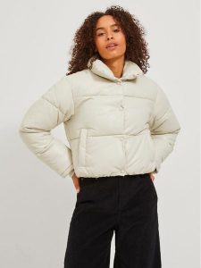 JJXX Kurtka zimowa 12236383 Écru Regular Fit. Kurtki JJXX, na zimę, xl, bez wzorów, ze skóry, bez kaptura. Za 239,99 zł.