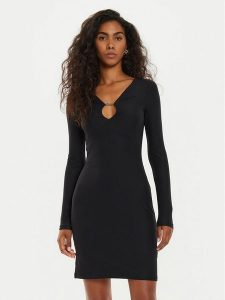 Guess Sukienka koktajlowa Amira W4BK09 KCDE0 Czarny Slim Fit. Czarne kombinezony Guess, xs, z aplikacjami, z syntetyku, wizytowe, bez kołnierzyka, bez ramiączek. Za 239,99 zł.