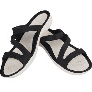 Klapki damskie Crocs Swiftwater Sandal W. Czarne klapki Crocs, bez wzorów, z materiału, bez obcasa. Za 167,00 zł.