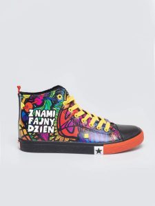 Trampki wysokie ze skóry ekologicznej z nadrukiem WOśP czarne TT174402 906. Czarne trampki Big Star, bez wzorów, z gumy, bez zapięcia. Za 169,99 zł.