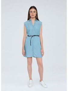 Pepe Jeans Sukienka w kolorze błękitnym rozmiar: M. Niebieskie sukienki Pepe Jeans, na co dzień, m, bez wzorów, z jeansu, bez kołnierzyka, bez ramiączek, mini, proste. Za 193,24 zł.