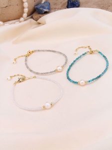 Pierres de Jade Pozłacane bransoletki (3 szt.) z perłami i kryształami rozmiar: onesize. Białe bransoletki Pierres de Jade, z kryształem, pozłacane. Za 30,99 zł.