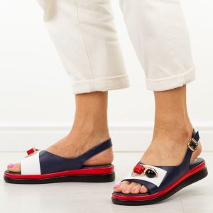 Granatowe skórzane sandały damskie Jezzi 18-50. Brązowe sandały Jezzi, bez wzorów, z jeansu, bez obcasa, bez zapięcia. Za 269,00 zł.