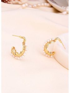 L'Atelier de Gaia Pozłacane kolczyki-półkreole z perłami rozmiar: onesize. Białe kolczyki L'Atelier de Gaia, z perłą, pozłacane. Za 56,99 zł.