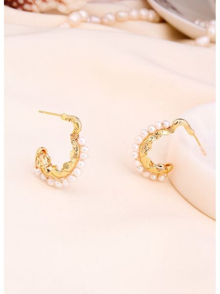 L'Atelier de Gaia Pozłacane kolczyki-półkreole z perłami rozmiar: onesize. Białe kolczyki L'Atelier de Gaia, z perłą, pozłacane. Za 100,28 zł.