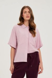 Wiskozowa koszula różowa. Czerwone koszule MOODO, l, bez wzorów, z wiskozy, bez kołnierzyka, bez ramiączek. W wyprzedaży za 59,99 zł.