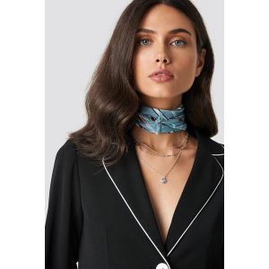 NA-KD Accessories Satynowa apaszka w paski - Blue. Niebieskie apaszki i chusty marki NA-KD Accessories, z nadrukiem, z satyny. W wyprzedaży za 28,67 zł.