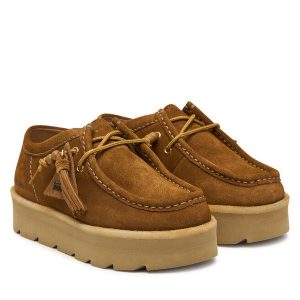 Śniegowce Clarks. Brązowe buty zimowe Clarks, bez obcasa, bez zapięcia. Za 479,99 zł.