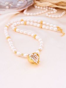 L'Atelier de Gaia Pozłacany naszyjnik z elementami ozdobnymi - dł. 45 cm rozmiar: onesize. Białe naszyjniki L'Atelier de Gaia, z perłą, pozłacane. Za 104,89 zł.