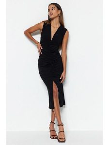 Trendyol Sukienka w kolorze czarnym rozmiar: XL. Czarne sukienki Trendyol, xl, bez wzorów, bez kołnierzyka, bez ramiączek, midi. Za 73,99 zł.