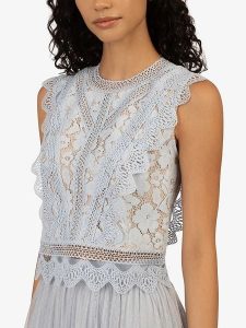 APART Top w kolorze błękitnym rozmiar: 40. Niebieskie topy Apart, bez wzorów, z koronki, bez kołnierzyka, bez ramiączek. Za 170,87 zł.