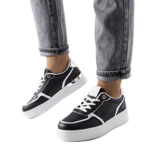 Czarne sneakersy na platformie Tooele. Czarne trampki bez wzorów, bez zapięcia. Za 88,66 zł.