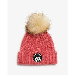 Czapka damska z plecionym wzorem Superdry Luxe. Czerwone czapki Superdry, bez wzorów. W wyprzedaży za 126,95 zł.