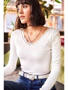 Olalook Bluzka w kolorze białym rozmiar: onesize. Białe bluzki Olalook, bez wzorów, z koronki, bez kołnierzyka, bez ramiączek. Za 52,67 zł.