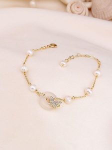 Pierres de Jade Pozłacana bransoletka z cyrkoniami i kwarcem rozmiar: onesize. Białe bransoletki Pierres de Jade, z cyrkonią, pozłacane. Za 56,99 zł.