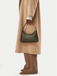 Calvin Klein Torebka Foil Logo Small Shoulder Bag LV04F3890G Zielony ciemny. Zielone torebki klasyczne Calvin Klein, bez wzorów, ze skóry, bez dodatków. Za 369,99 zł.