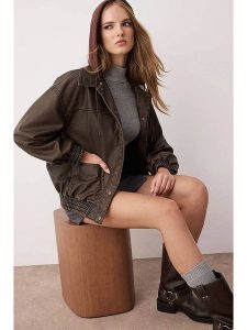 Trendyol Kurtka w kolorze ciemnobrązowym ze skóry syntetycznej rozmiar: M. Brązowe kurtki Trendyol, m, bez wzorów, ze skóry, bez kaptura. Za 217,53 zł.