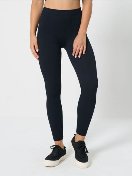 Sportowe legginsy bezszwowe - czarny. Czarne legginsy Sinsay, bez wzorów. W wyprzedaży za 14,99 zł.