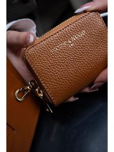 Victor & Hugo Paris Skórzany portfel "Riley" w kolorze karmelowym - 15 x 10 x 3 cm rozmiar: onesize. Brązowe portfele Victor & Hugo Paris, bez wzorów, z materiału. Za 108,99 zł.