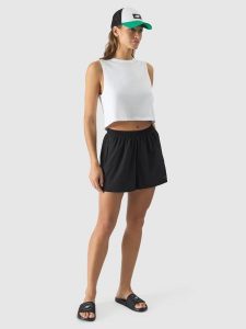 4F Spodenki plażowe damskie - czarne XS. Czarne szorty 4f, bez wzorów, z elastanu, wakacyjne. W wyprzedaży za 39,99 zł.