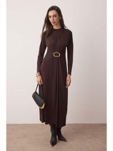 Trendyol Sukienka w kolorze brązowym rozmiar: M. Brązowe sukienki Trendyol, m, bez wzorów, z tkaniny, bez kołnierzyka, bez ramiączek, maxi. Za 134,95 zł.