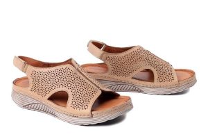 KOCH 0160 straw, sandały damskie. Brązowe sandały KOCH, bez wzorów, ze skóry, bez obcasa, bez zapięcia. Za 244,90 zł.