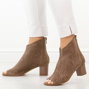 Brązowe sandały damskie na obcasie z zakrytą piętą M.Daszyński 1954-23. Brązowe sandały M.Daszyński, w ażurowe wzory, z materiału, bez obcasa, na obcasie, bez zapięcia. Za 179,00 zł.