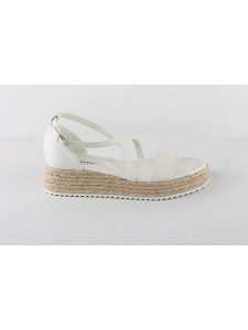 Foreverfolie Sandały w kolorze białym rozmiar: 38. Białe sandały Foreverfolie, bez wzorów, z otwartym noskiem, bez obcasa, na platformie, bez zapięcia. Za 73,93 zł.