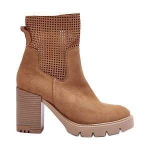 Lewski Shoes Zamszowe Ażurowe Botki Damskie Na Słupku Camel Lewski 3386 beżowy. Brązowe botki w ażurowe wzory, ze skóry, bez obcasa, na obcasie, bez zapięcia. Za 504,46 zł.