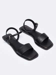 BIG STAR Sandały w kolorze czarnym rozmiar: 40. Czarne sandały Big Star, bez wzorów, z otwartym noskiem, bez obcasa, bez zapięcia. Za 87,99 zł.