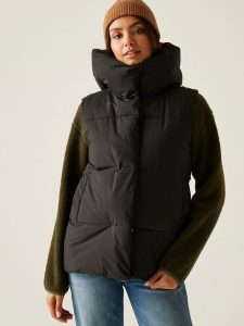 Regatta Kamizelka pikowana "Kelse" w kolorze czarnym rozmiar: 46. Czarne kamizelki Regatta, bez wzorów, bez kołnierzyka, bez ramiączek, bez kaptura. Za 165,99 zł.