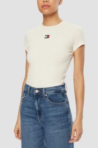 TOMMY JEANS Beżowy damski t-shirt. Brązowe t-shirty Tommy Jeans, s, bez wzorów, z jeansu, bez kołnierzyka, bez ramiączek. W wyprzedaży za 143,99 zł.