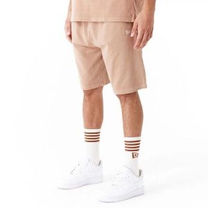 Szorty New Era. Czerwone szorty New Era, bez wzorów. W wyprzedaży za 234,25 zł.