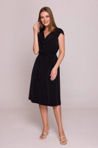 Elegancka sukienka rozkloszowana z krótkim rękawem czarna. Czarne sukienki Stylove, na co dzień, l, bez wzorów, z materiału, eleganckie, bez kołnierzyka, bez ramiączek, midi, proste. Za 339,00 zł.