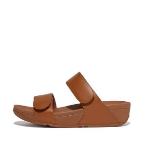 Kobiece klapki na koturnie FitFlop Lulu Adjustable. Brązowe klapki FIT FLOP, bez wzorów, z materiału, bez obcasa, na koturnie. Za 493,50 zł.