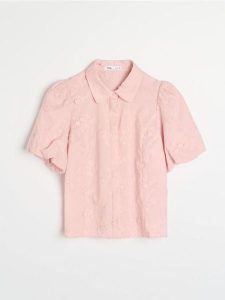 Bawełniana haftowana koszula z bufkami - różowy. Czerwone koszule Sinsay, l, bez wzorów, z bawełny, bez kołnierzyka, bez ramiączek. Za 59,99 zł.