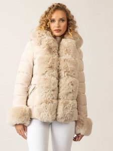 APART Kurtka zimowa w kolorze beżowym rozmiar: 36. Brązowe kurtki Apart, na zimę, bez wzorów, z puchu, bez kaptura. Za 572,37 zł.