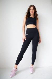 Legginsy z wysokim stanem do jogi i pilatesu 2skin Harmony black. Czarne legginsy 2SkIN, bez wzorów, z materiału, z podwyższonym stanem. Za 219,00 zł.
