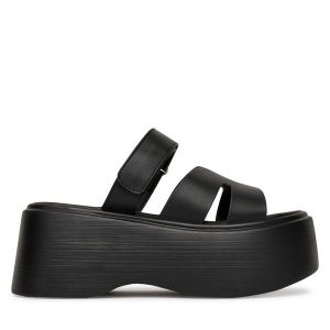 Klapki DeeZee. Czarne klapki DeeZee, bez wzorów, bez obcasa. Za 139,99 zł.