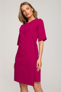 Sukienka elegancka z podwójnym przodem z klamrą klasyczna fioletowa. Fioletowe sukienki Sukienki.shop, do pracy, l, bez wzorów, biznesowe, bez kołnierzyka, bez ramiączek, kopertowe. Za 289,00 zł.
