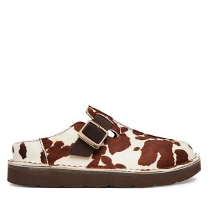 Klapki Clarks. Brązowe klapki Clarks, bez wzorów, bez obcasa. Za 469,99 zł.