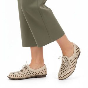 Półbuty damskie Artiker, cholewka skóra naturalna ażurowa perforacja sznurowanie z przodu miękka linia niski fason elastyczne wykończenie zaokrąglony. Brązowe półbuty ARTIKER, na lato, w ażurowe wzory, z jeansu, bez obcasa, bez zapięcia. Za 188,90 zł.