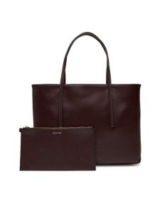 Calvin Klein Torebka Emblem Aop Small Tote LV04F3267G Bordowy. Czerwone torebki klasyczne Calvin Klein, bez wzorów, ze skóry, bez dodatków. Za 439,99 zł.