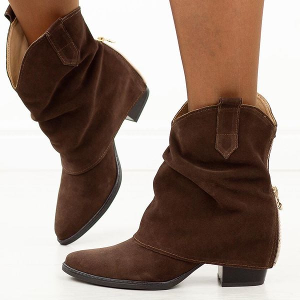 Czekoladowe zimowe Polskie kowbojki damskie Deoni D394. Brązowe botki Deoni, na jesień, bez wzorów, z dzianiny, bez obcasa, na obcasie, bez zapięcia. W wyprzedaży za 411,75 zł.