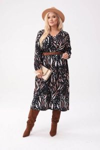 Overise'owa sukienka Oli z roślinnym printem PLUS SIZE XXL OVERSIZE. Sukienki Moda Size Plus Iwanek, na co dzień, na jesień, plus size, z aplikacjami, z elastanu, eleganckie, bez kołnierzyka, plus size, bez ramiączek, maxi, oversize. W wyprzedaży za 199,90 zł.