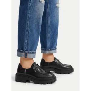 Półbuty Guess Jeans. Czarne półbuty Guess Jeans, z aplikacjami, z jeansu, bez obcasa, na płaskiej podeszwie, bez zapięcia. Za 249,99 zł.